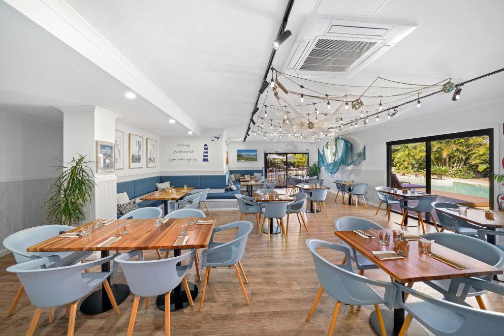 Henry's Bar and Restaurant at Club Wyndham Flynns Beach
