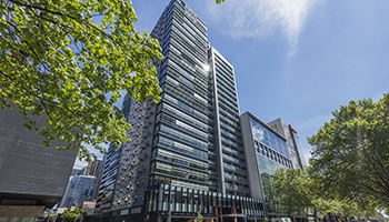 Club Wyndham Melbourne building in the city skyline.